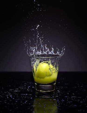 gin-tonic Limón cayendo sobre un gin tonic